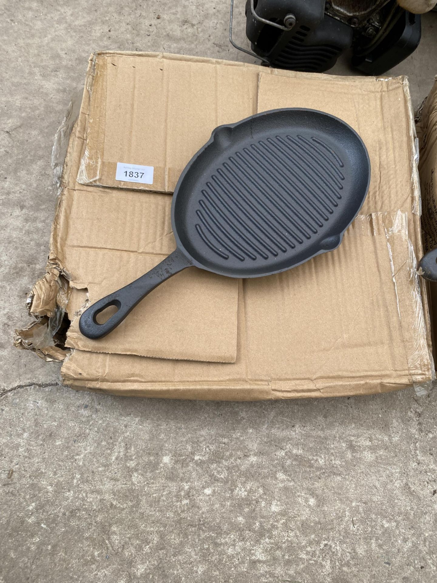 APPROXIMATELY 10 CAST IRON SKILLET PANS