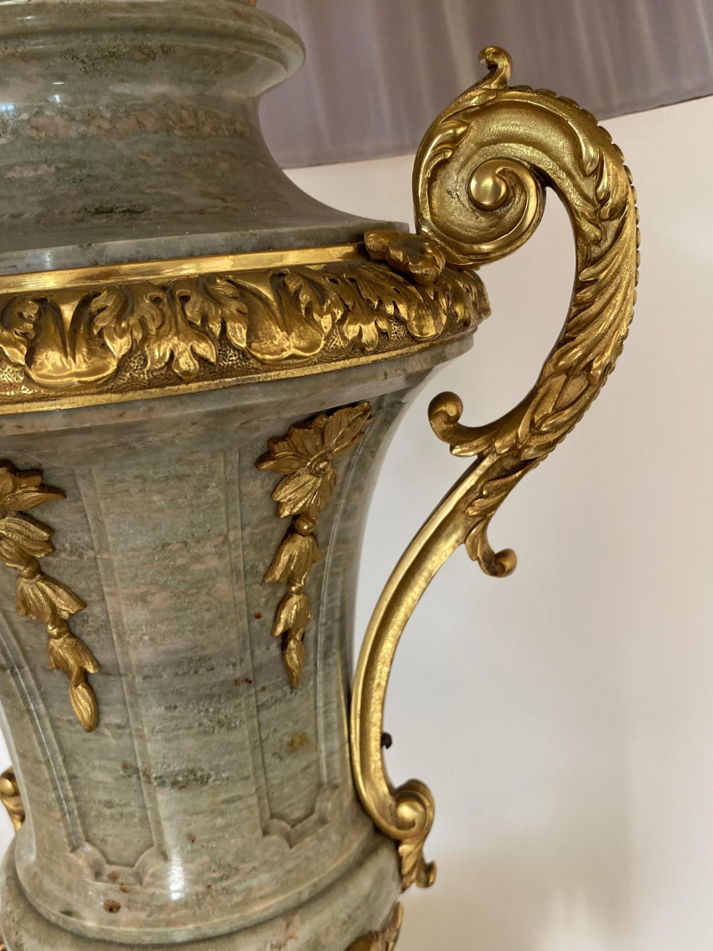 AN IMPRESSIVE PAIR OF ITALIAN MARBLE AND BRONZE ORMELU TWIN HANDLED TABLE LAMPS, HEIGHT 47CM - Image 7 of 12