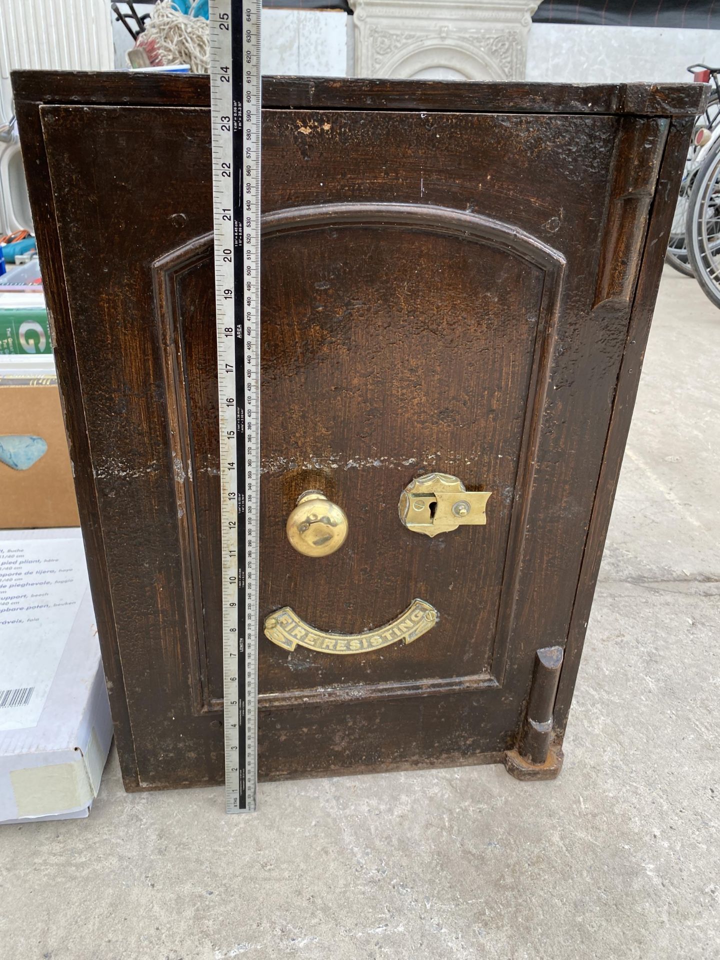 A VINTAGE HEAVY CAST IRON FIRE SAFE WITH BRASS FITTINGS (UNLOCKED BUT NO KEY PRESENT) - Image 8 of 10