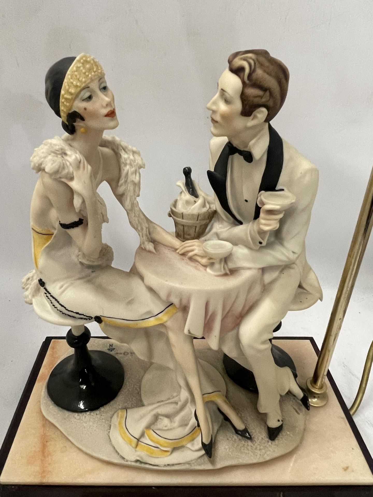 A 1987 FLORENCE CAPODIMONTE FIGURAL TABLE LAMP ON WOODEN BASE - Image 4 of 6