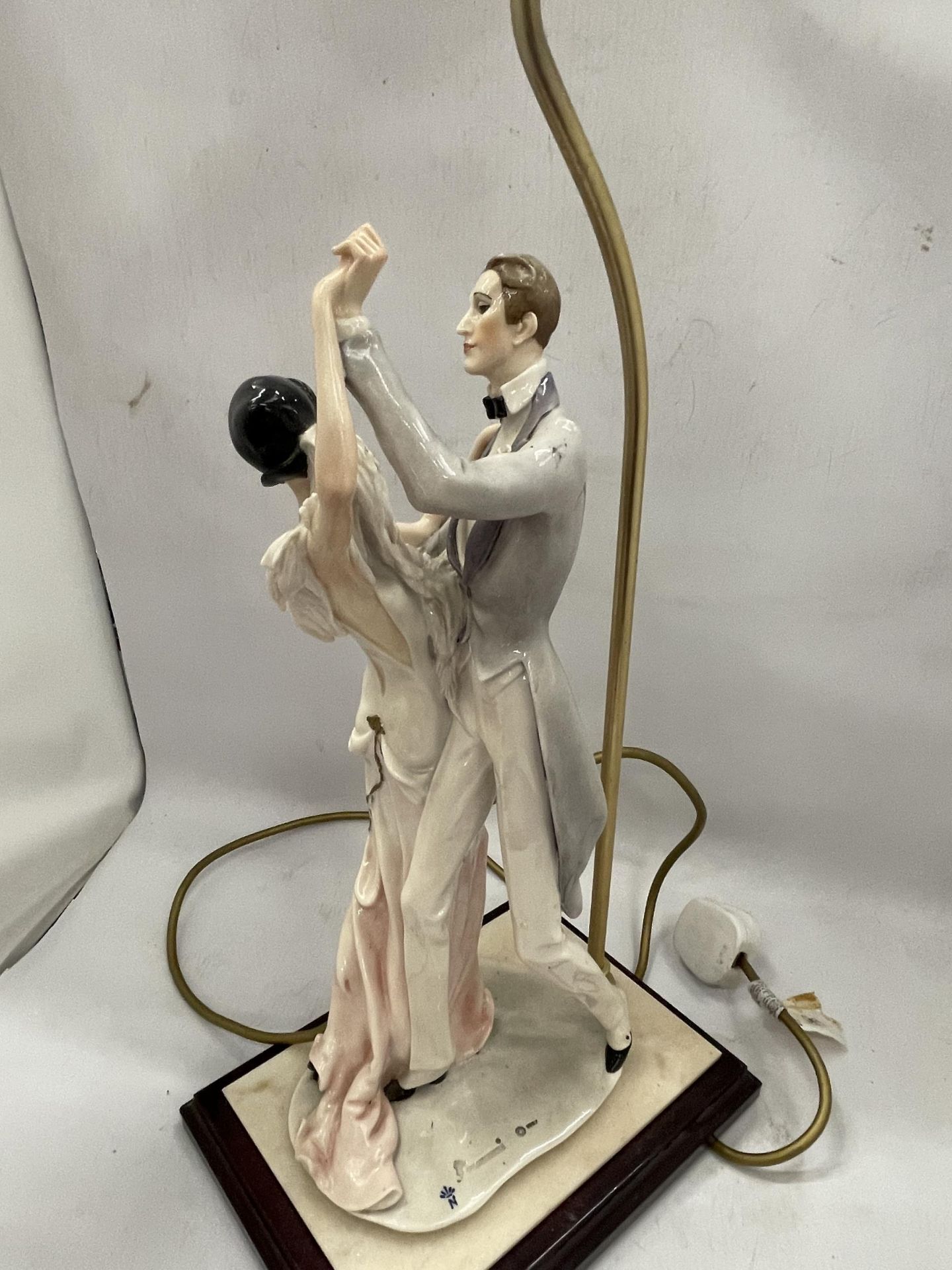 A 1987 FLORENCE CAPODIMONTE FIGURAL TABLE LAMP ON WOODEN BASE - Image 4 of 5