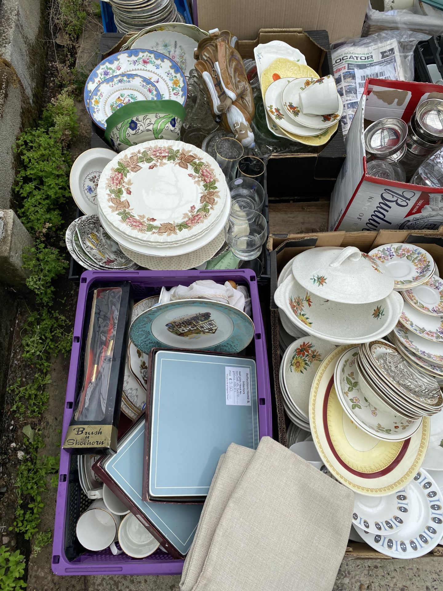 AN ASSORTMENT OF HOUSEHOLD CLEARANCE ITEMS TO INCLUDE CERAMICS AND GLASSWARE ETC - Image 2 of 3