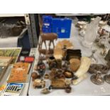 A MIXED LOT TO INCLUDE WOODEN ANIMAL FIGURES, TREEN NAPKIN RINGS ETC