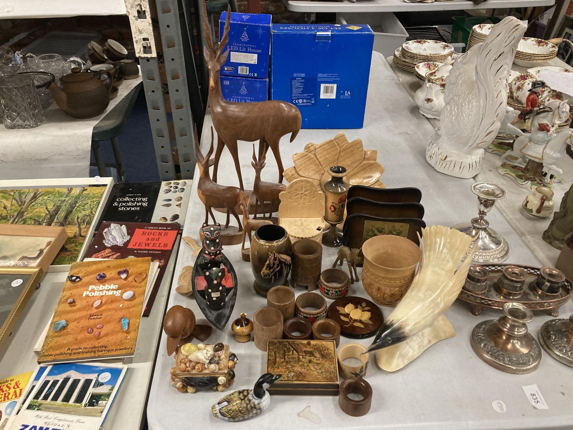 A MIXED LOT TO INCLUDE WOODEN ANIMAL FIGURES, TREEN NAPKIN RINGS ETC