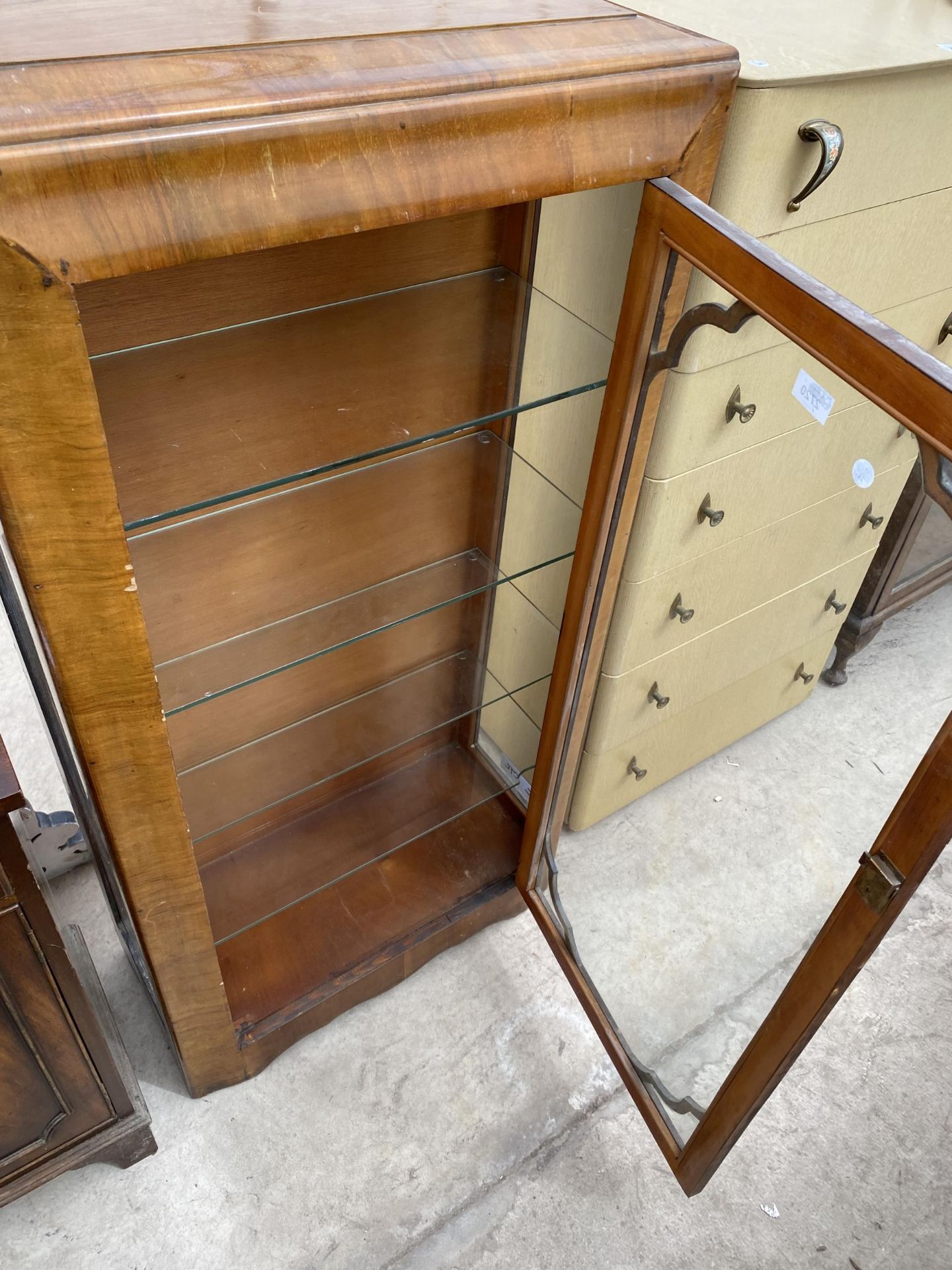 A MID 20TH CENTURY WALNUT CHINA CABINET, 24" WIDE - Image 4 of 4