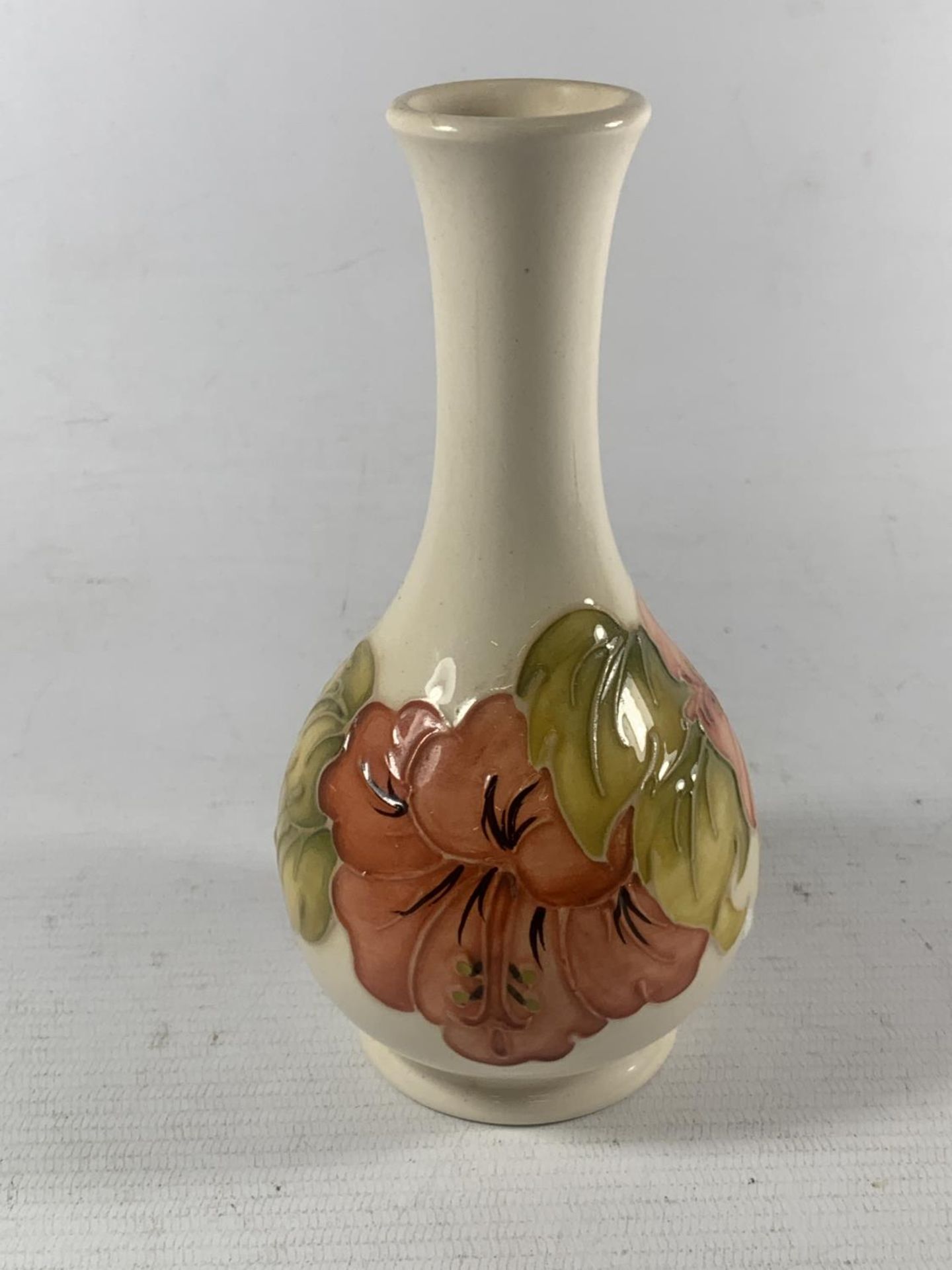 A MOORCROFT HIBISCUS VASE - Image 2 of 4