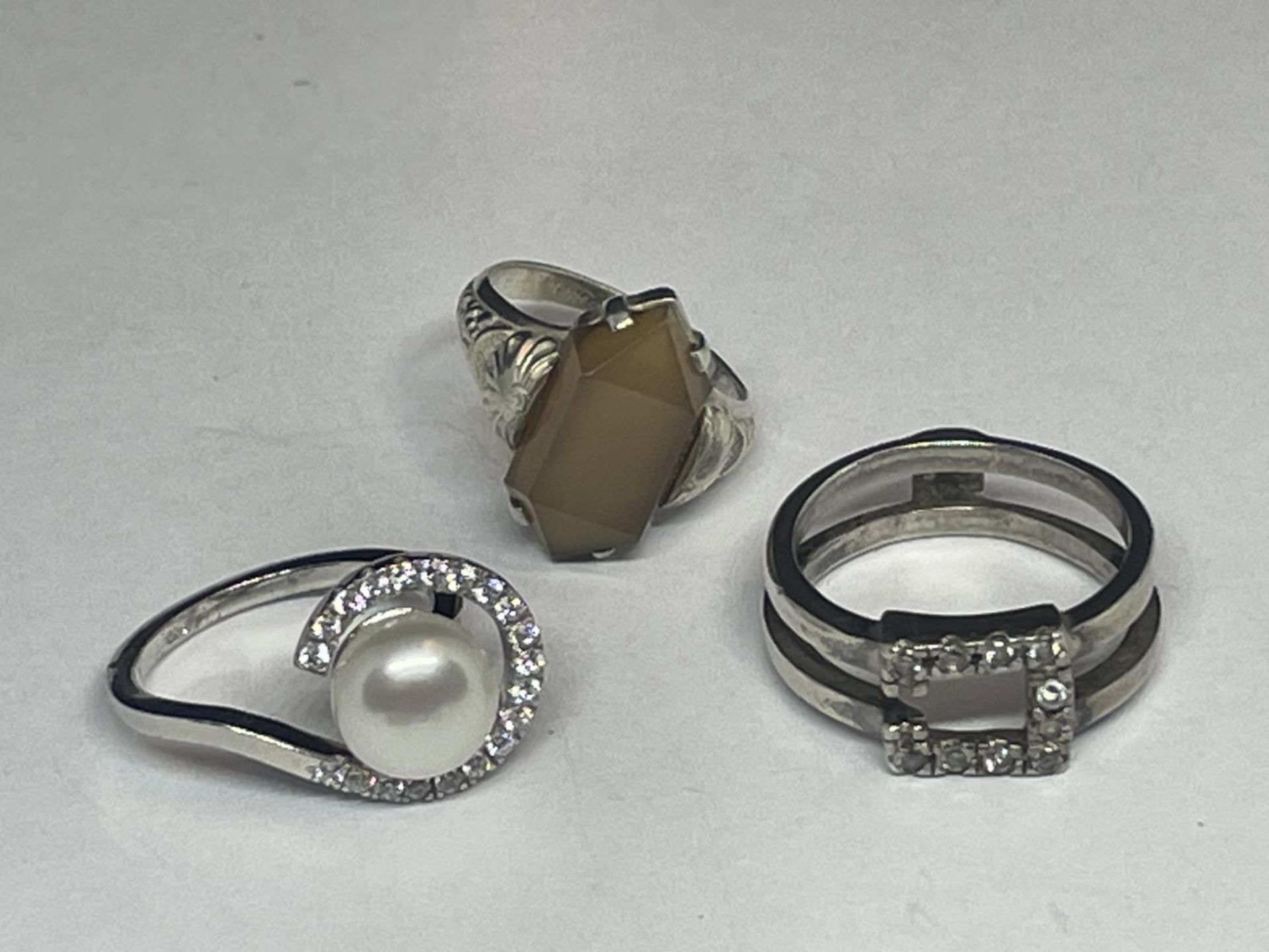 FIVE VARIOUS SILVER RINGS - Image 2 of 3