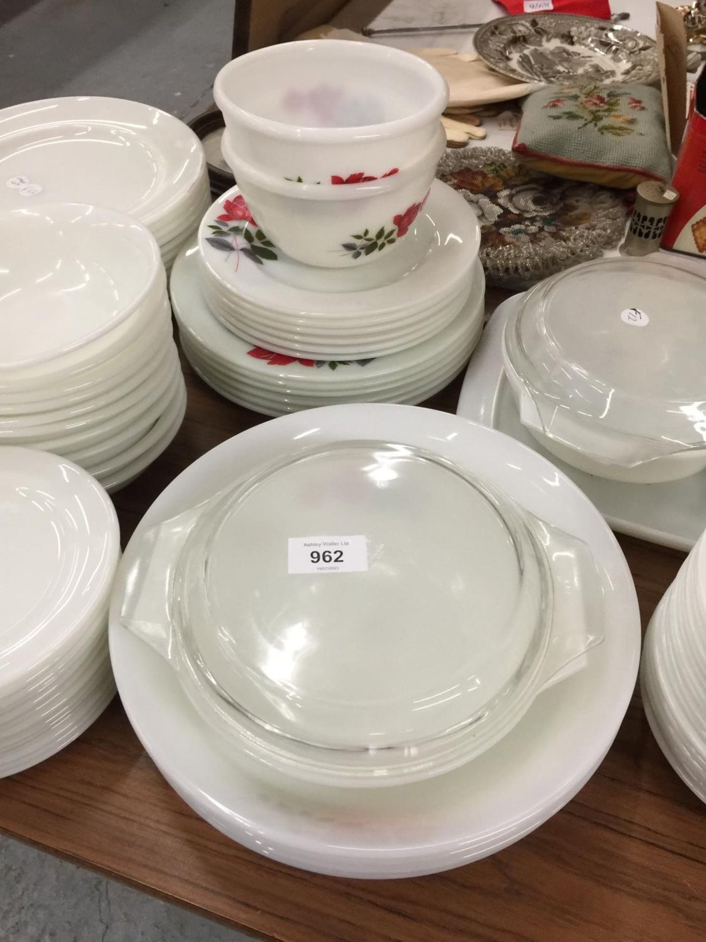 A LARGE QUANTITY OF PYREX STYLE DINNERWARE WITH ROSE PATTERN TO INCLUDE VARIOUS SIZES OF PLATES, - Image 3 of 4