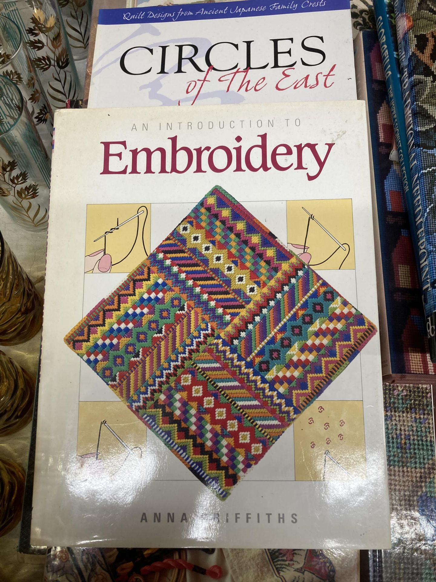A LARGE QUANTITY OF NEEDLEPOINT AND EMBROIDERY BOOKS - Bild 2 aus 4