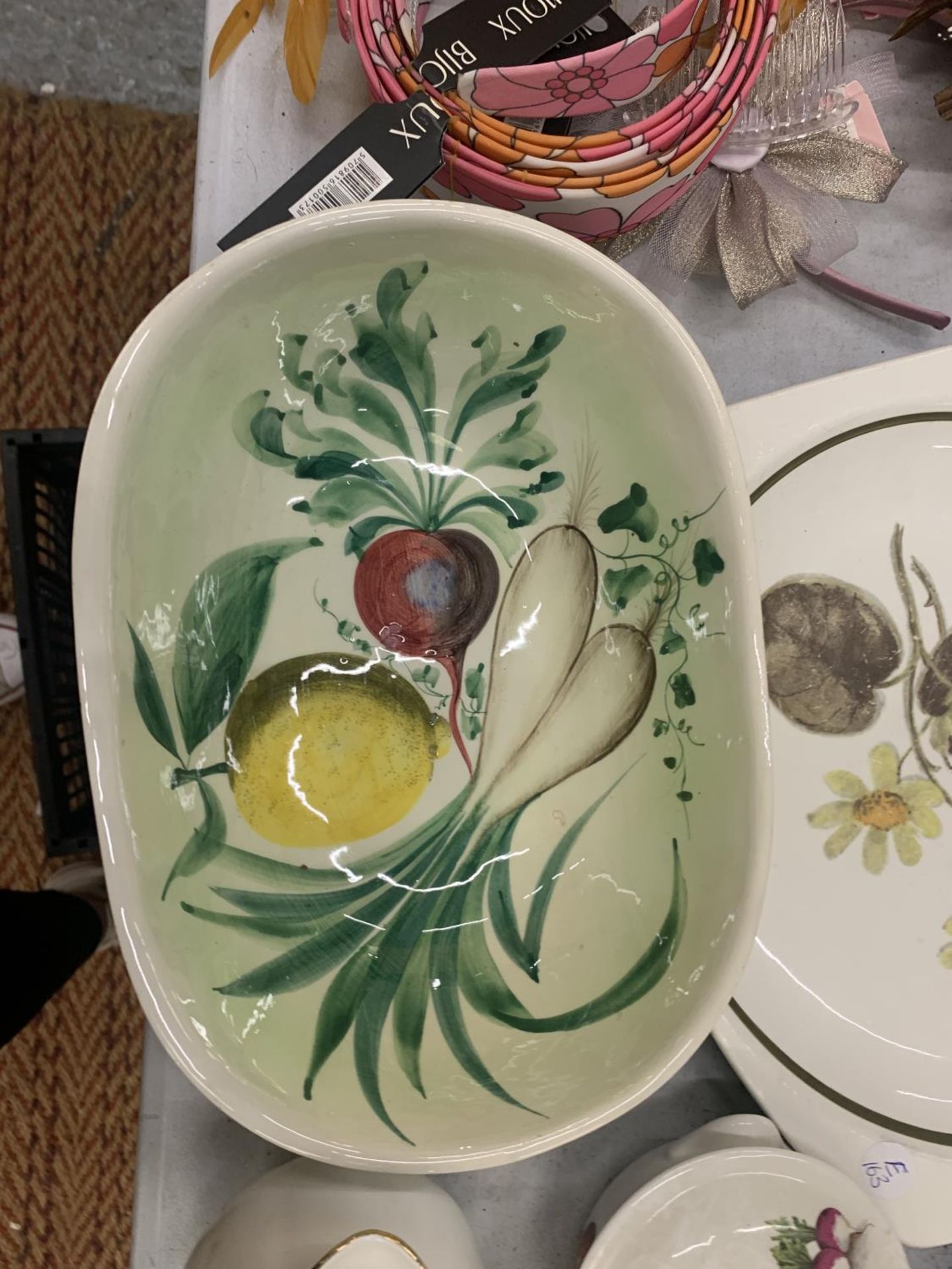 A QUANTITY OF CERAMIC ITEMS TO INCLUDE A LARGE PORTMEIRION 'POMONA' PLATE, A HAND PAINTED BOWL, - Image 5 of 5