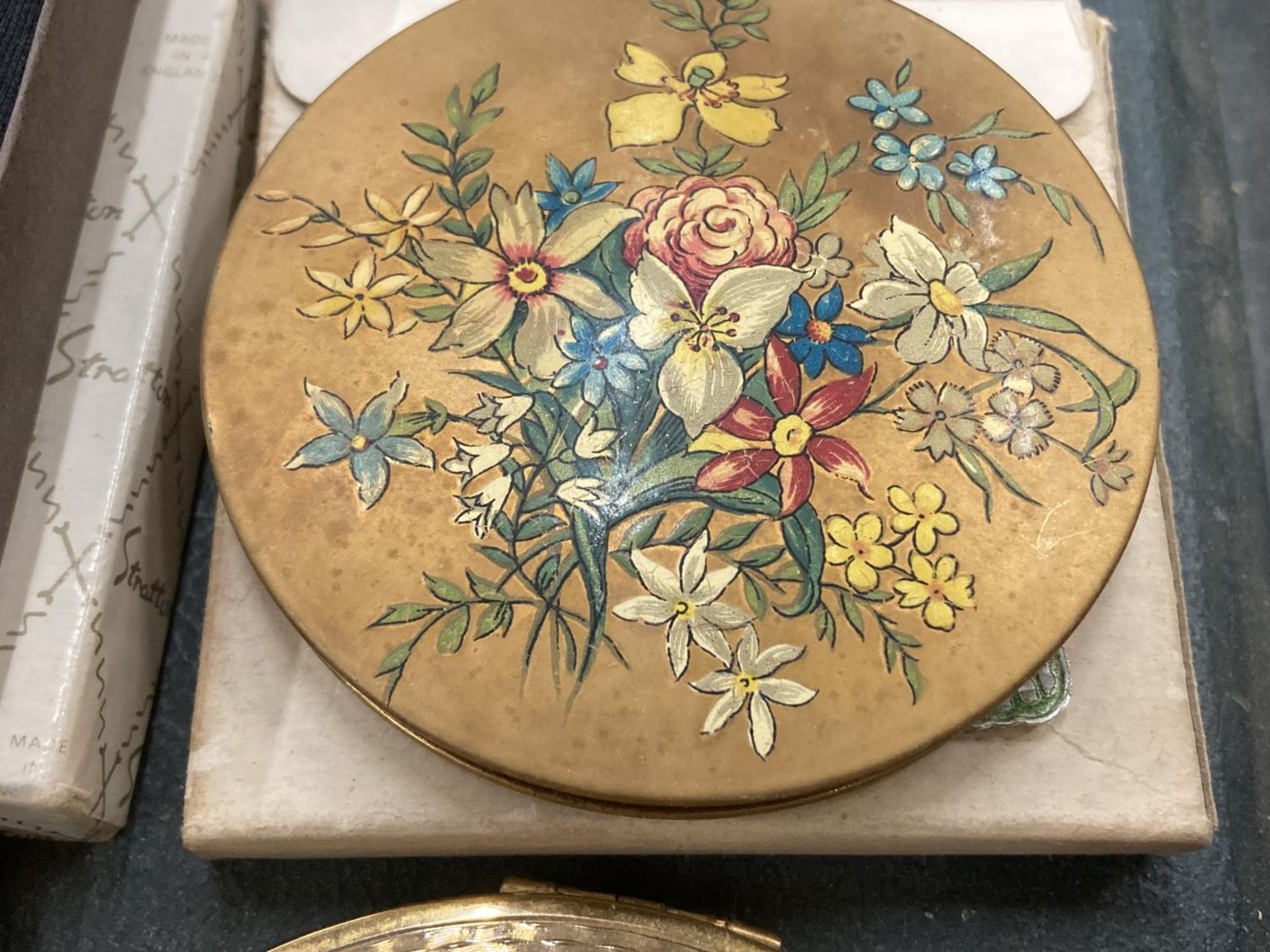 A COLLECTION OF VINTAGE COMPACTS TO INCLUDE STRATTON AND FLAMINGO - Bild 3 aus 5