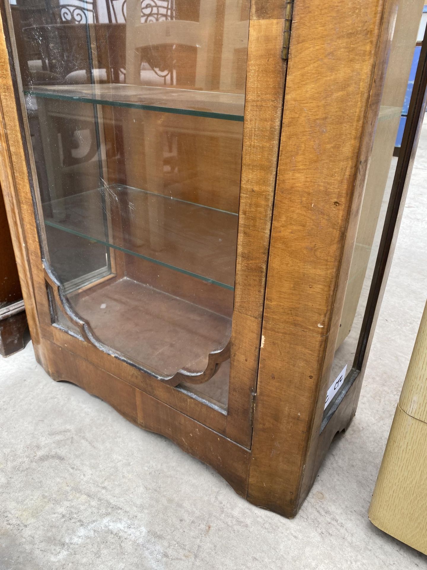 A MID 20TH CENTURY WALNUT CHINA CABINET, 24" WIDE - Image 3 of 4