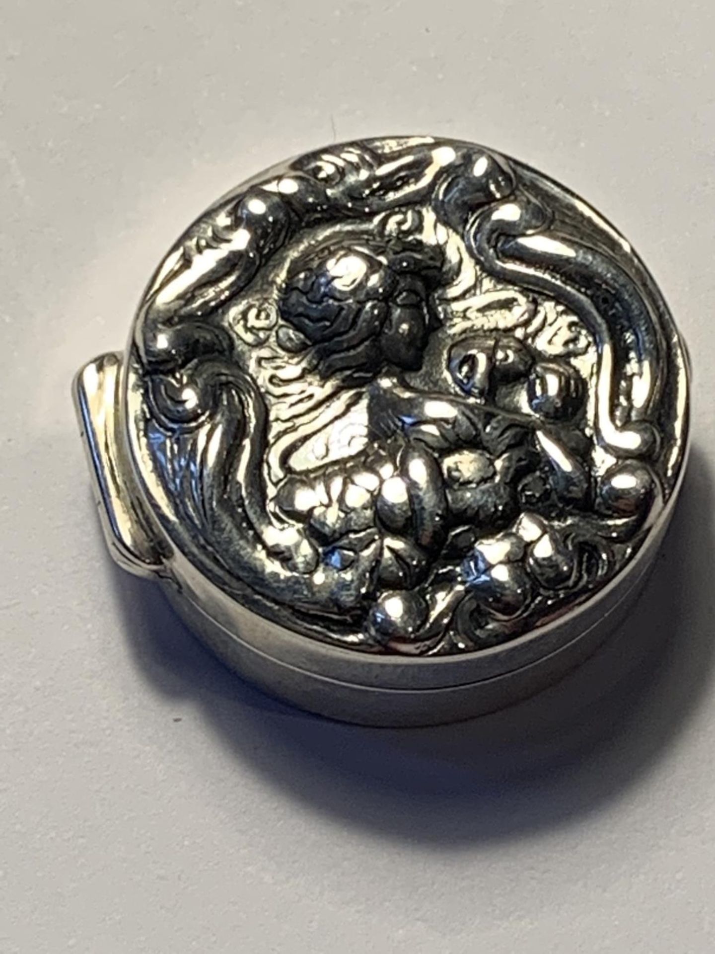 A MARKED SILVER ART NOUVEAU STYLE PILL BOX