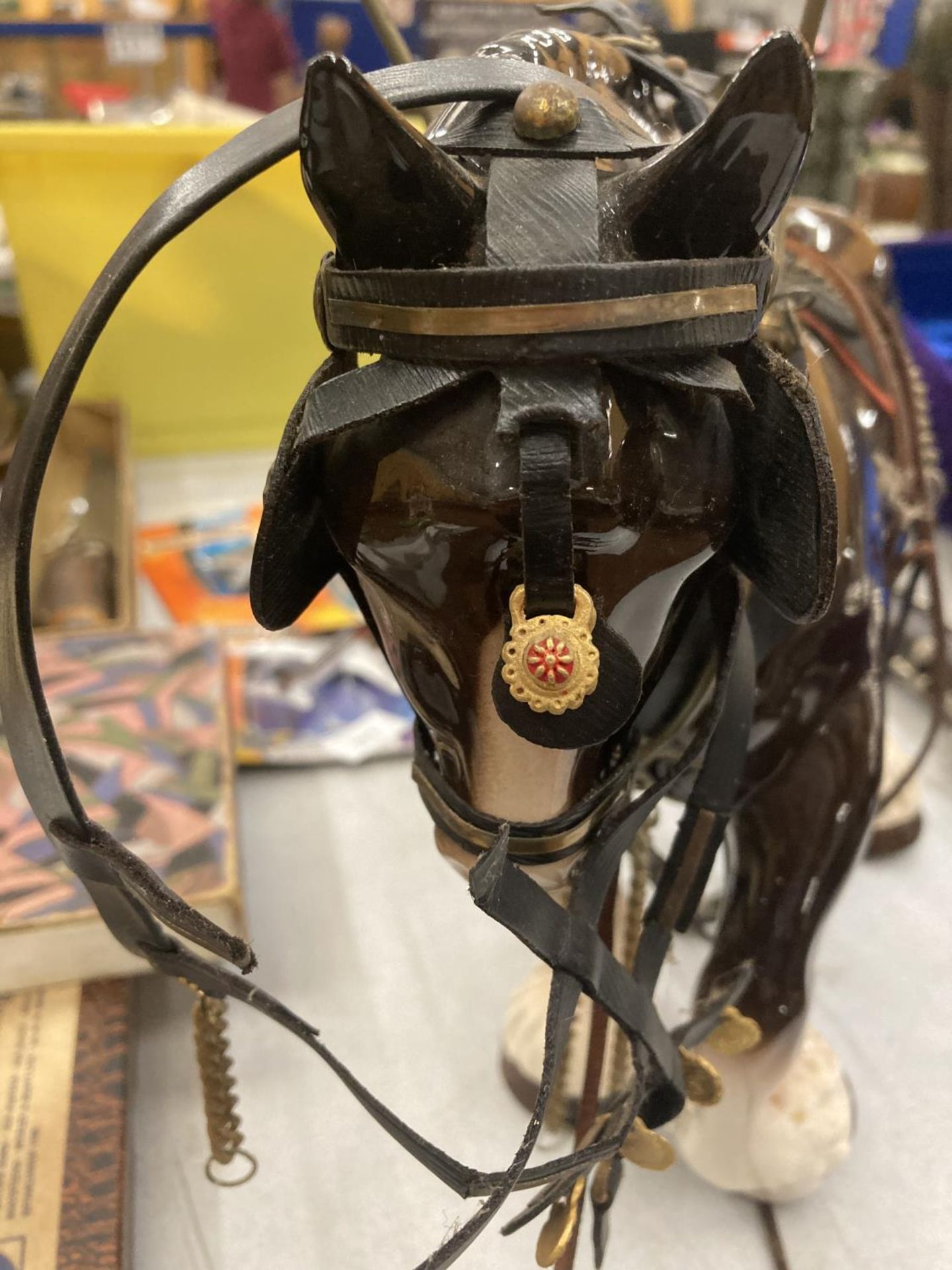 A VINTAGE CERAMIC SHIRE HORSE FIGURE WITH TACK ACCESSORIES - Image 2 of 3