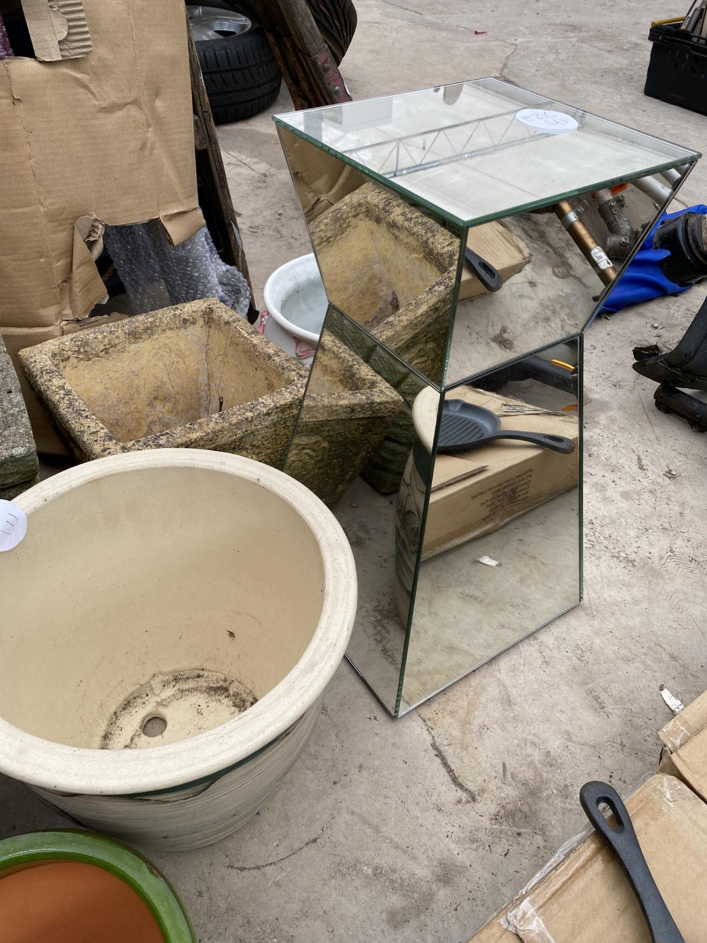 AN ASSORTMENT OF GARDEN POTS AND A MIRRORED PLANT STAND - Image 2 of 4