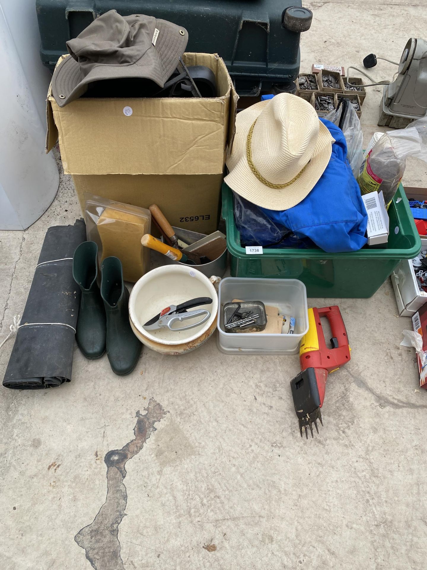 AN ASSORTMENT OF GARDENING ITEMS TO INCLUDE TOOLS, HANGING BASKET BRACKETS AND OVERALLS ETC