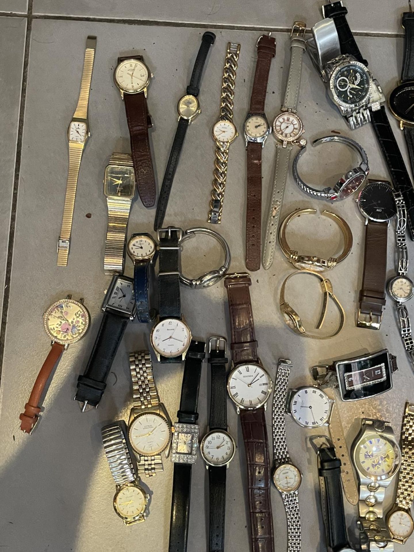 OVER FIFTY FIVE VARIOUS WRIST WATCHES TO INCLUDE ORIS, LEUBA, RAYMOND WEIL ETC - Image 2 of 4