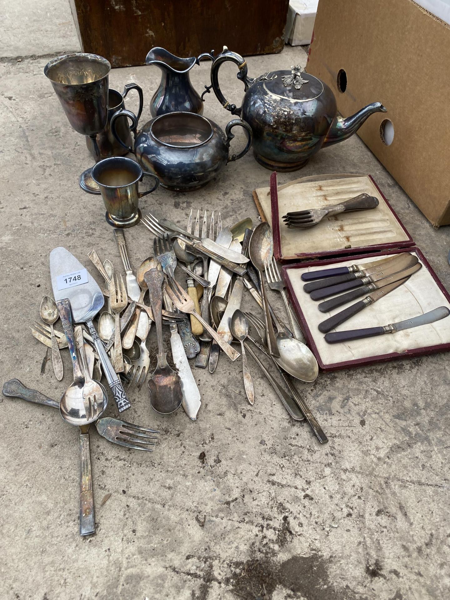 AN ASSORTMENT OF SILVER PLATE ITEMS TO INCLUDE FLATWARE, A TEAPOT AND MILK JUG ETC