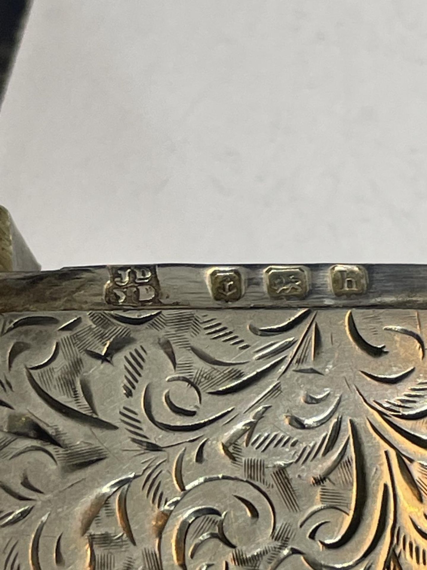 A HALLMARKED BIRMINGHAM SILVER VESTA CASE - Image 3 of 3