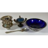 A MIXED LOT TO INCLUDE ISRAEL LIDDED POT, HALLMARKED SILVER TEASPOON, DISH WITH BLUE GLASS LINER AND