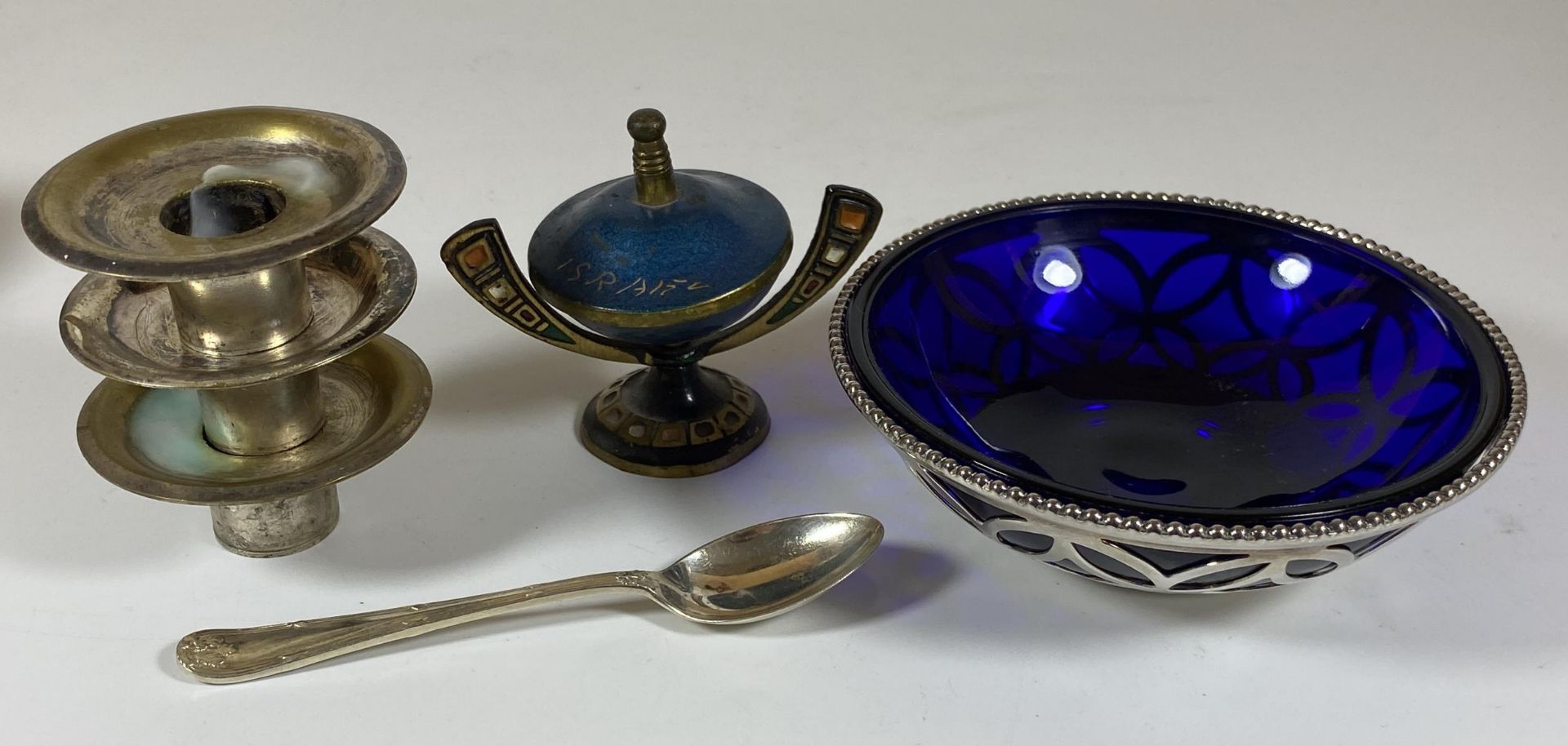 A MIXED LOT TO INCLUDE ISRAEL LIDDED POT, HALLMARKED SILVER TEASPOON, DISH WITH BLUE GLASS LINER AND