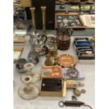 A MIXED LOT OF ITEMS TO INCLUDE BRASS CANDLESTICKS, SILVER PLATED ITEMS ETC
