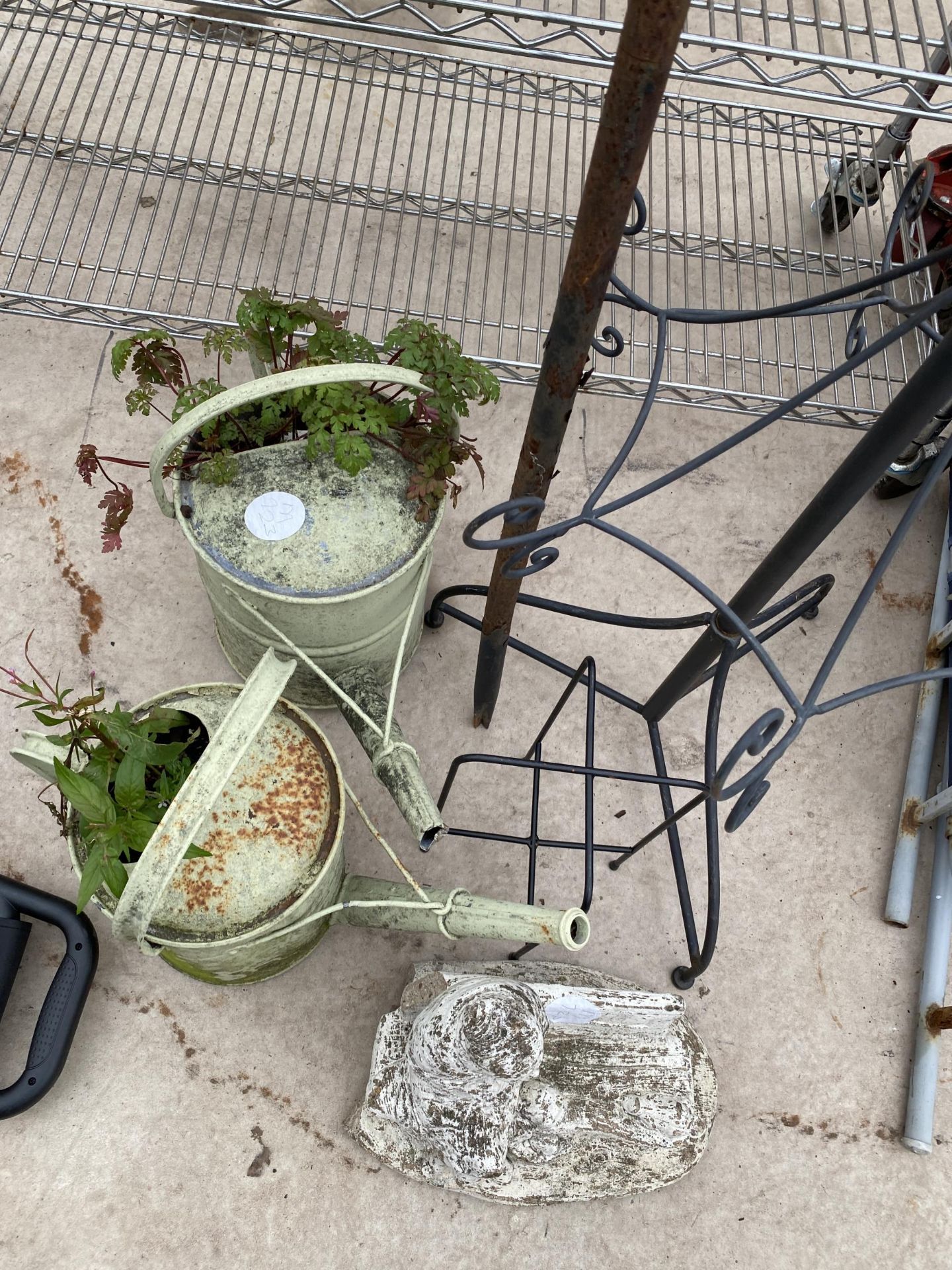 AN ASSORTMENT OF GARDEN ITEMS TO INCLUDE WATERING CANS, AN ORNAMENT AND STANDS ETGC - Bild 3 aus 3