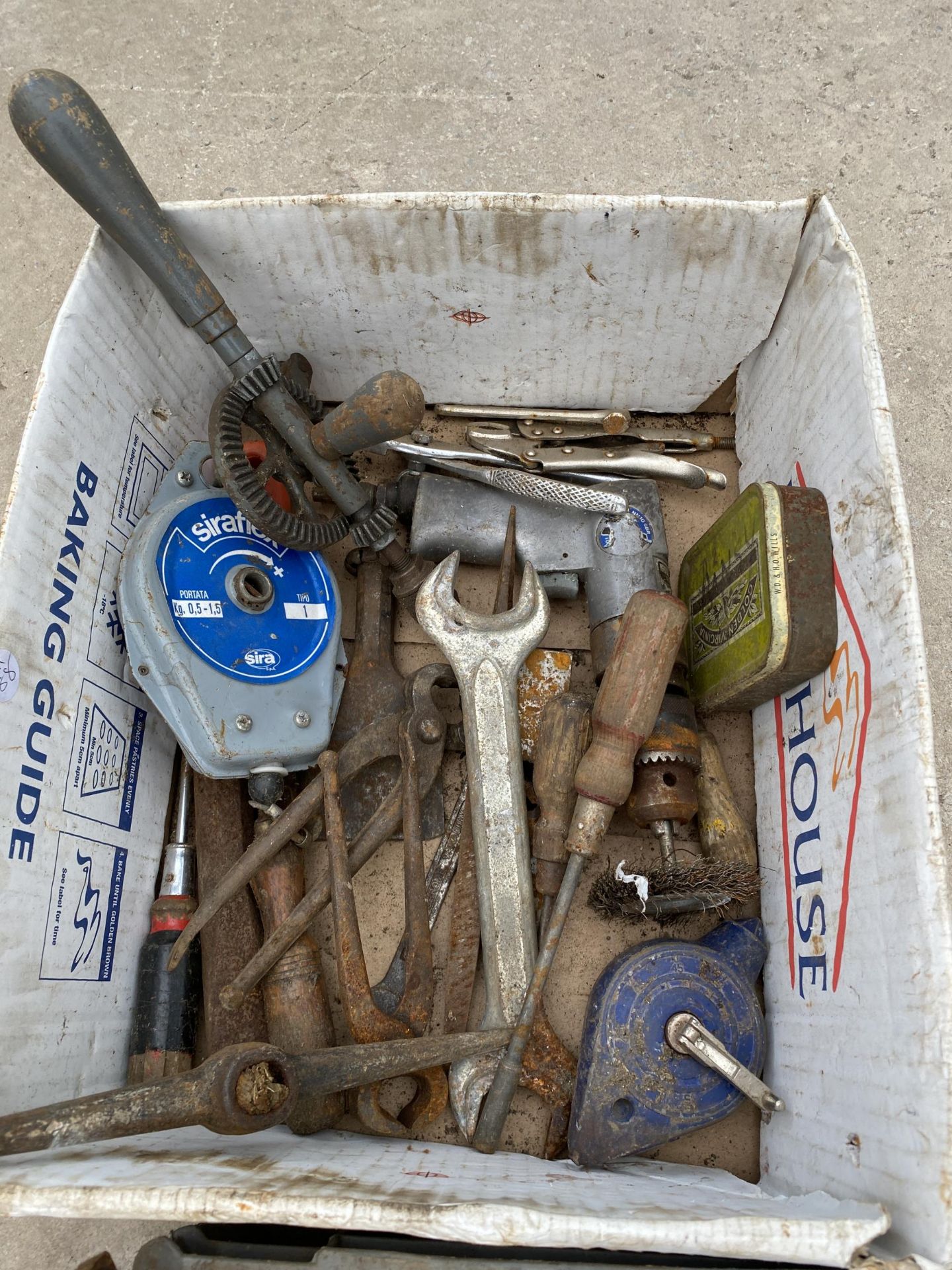 AN ASSORTMENT OF VINTAGE TOOLS TO INCLUDE PULLEYS, ETC - Image 3 of 3