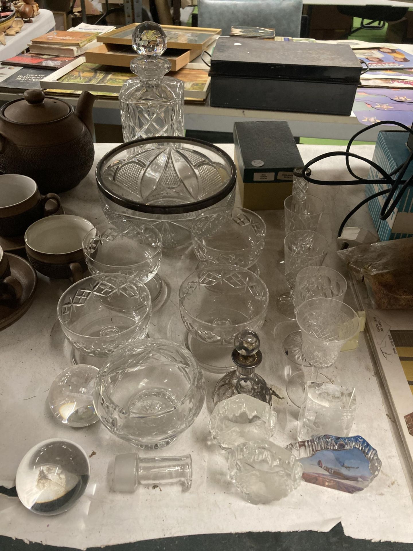 A MIXED GROUP OF GLASS ITEMS, CUT GLASS DECANTER, FRUIT BOWL ETC