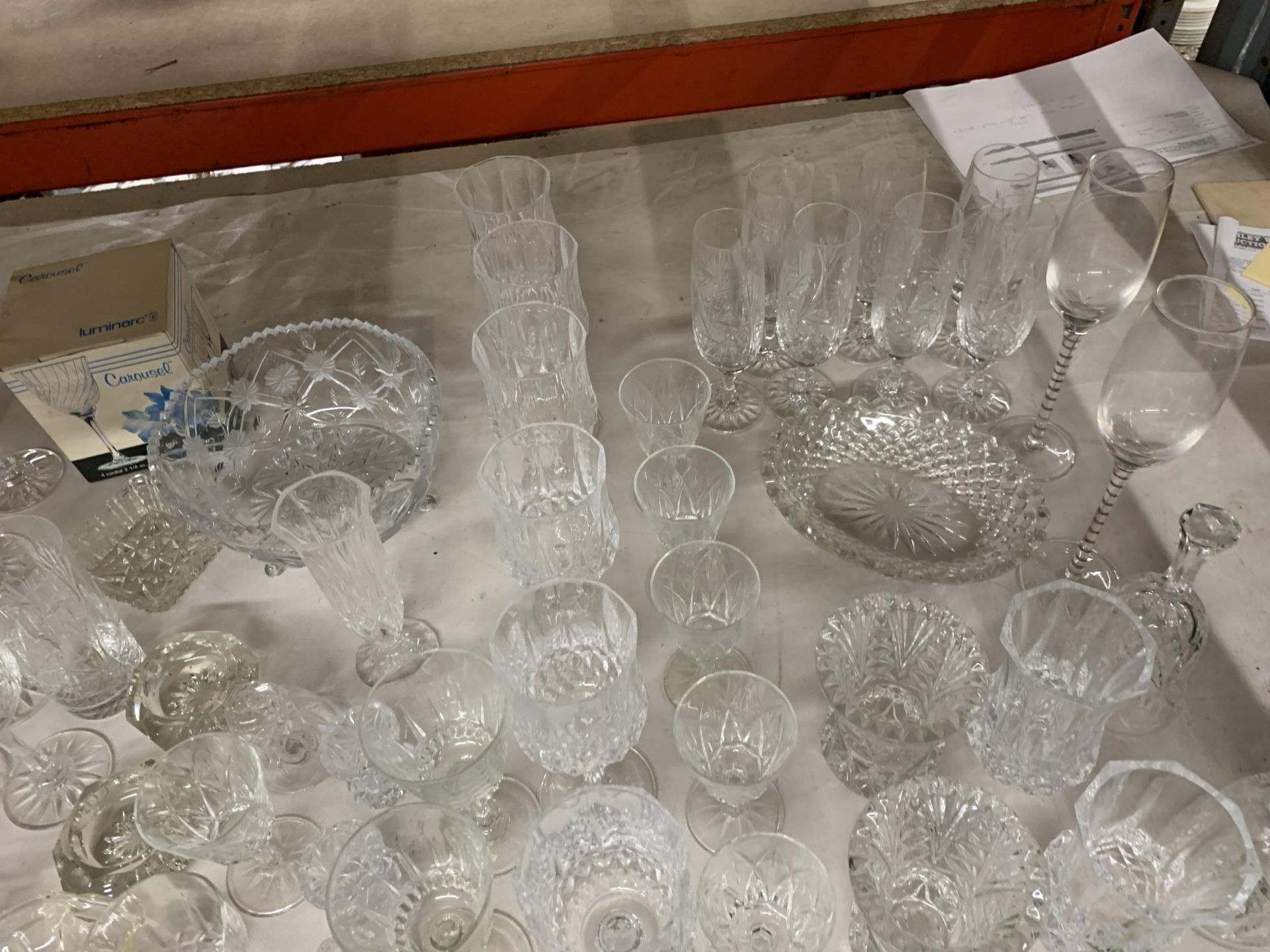 A LARGE COLLECTION OF CUT AND FURTHER GLASSWARE TO INCLUDE CHAMPAGNE FLUTES, WINE GLASSES, VASES, - Image 5 of 6