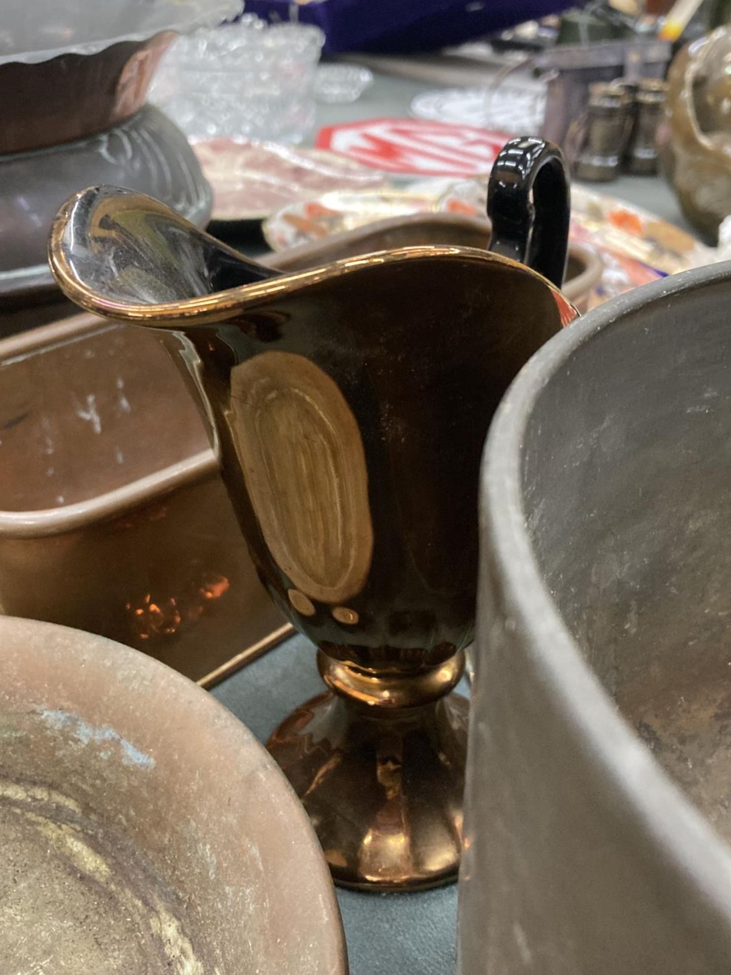 A LARGE QUANTITY OF BRASS AND COPPER ITEMS TO INCLUDE VASES, PLANTERS, PLATES, BOWLS, ETC - Bild 4 aus 5