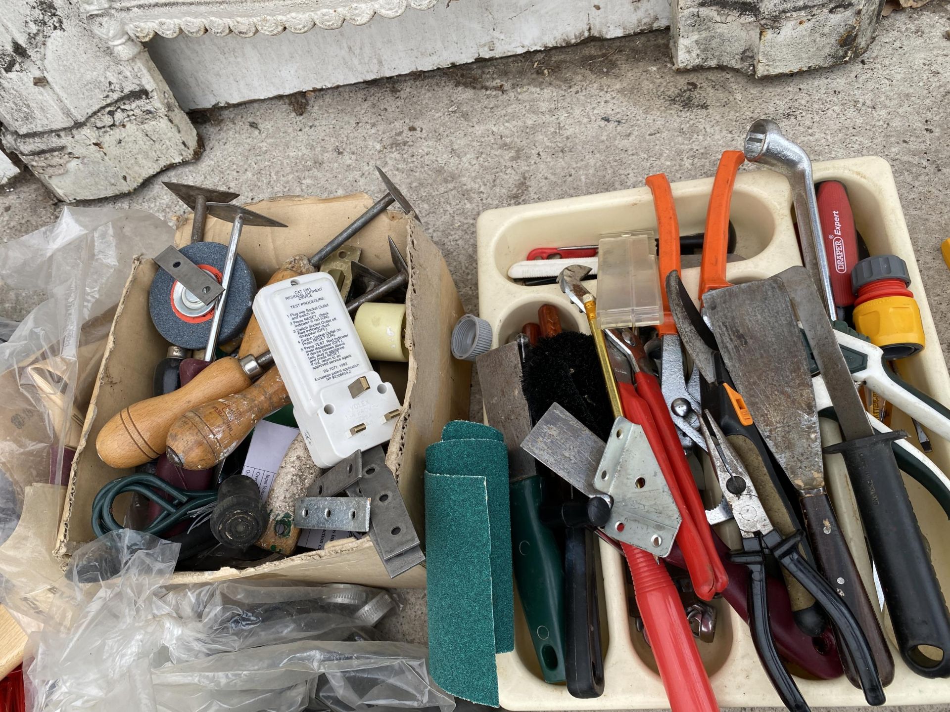 AN ASSORTMENT OF TOOLS TO INCLUDE BRUSHES, SCRAPERS AND A FOOT PUMP ETC - Image 3 of 4