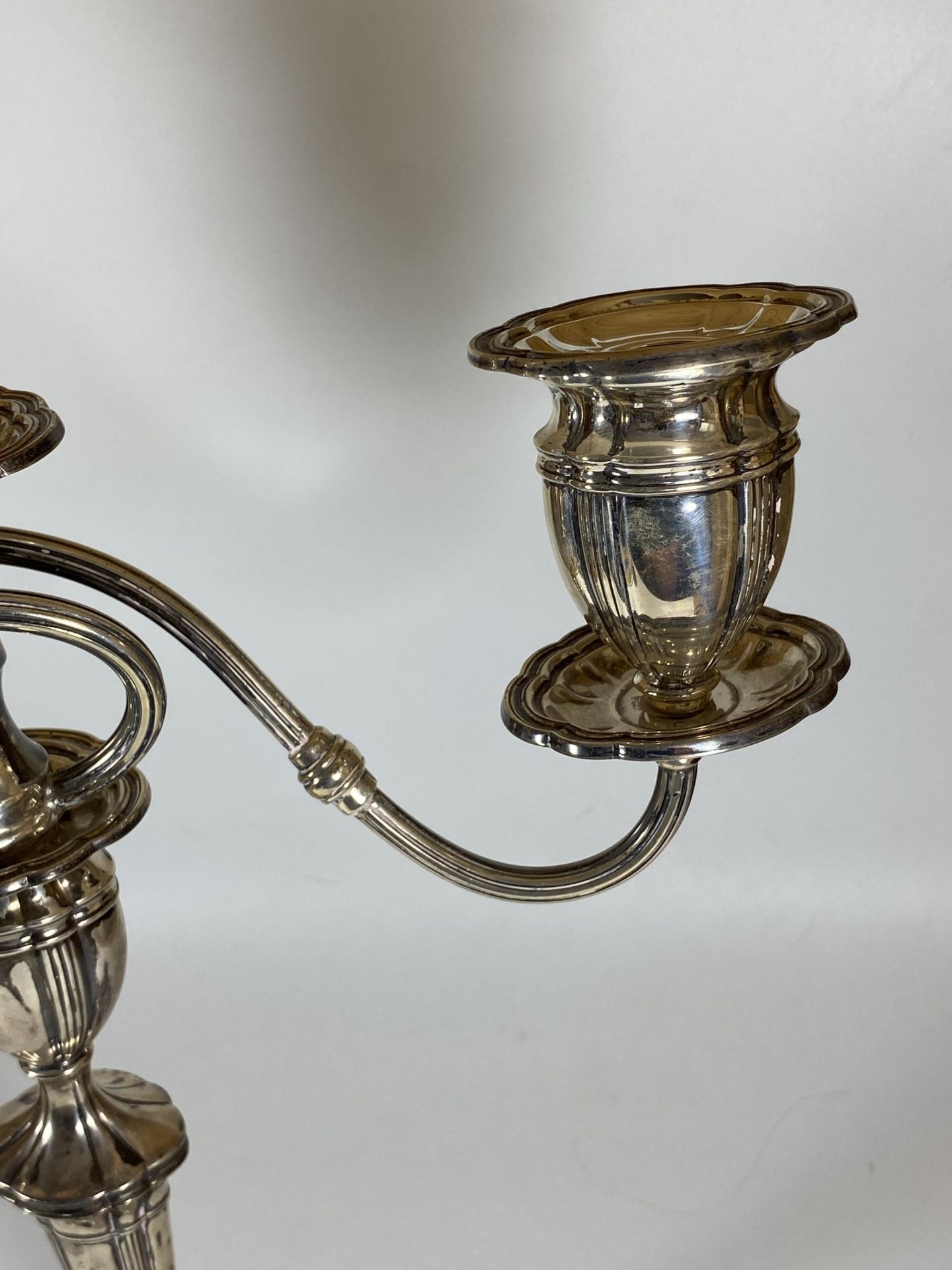 A LARGE GEORGE V SOLID SILVER THREE BRANCH CANDLEABRA, HALLMARKS FOR BIRMINGHAM, 1926, MAKER - Image 4 of 11