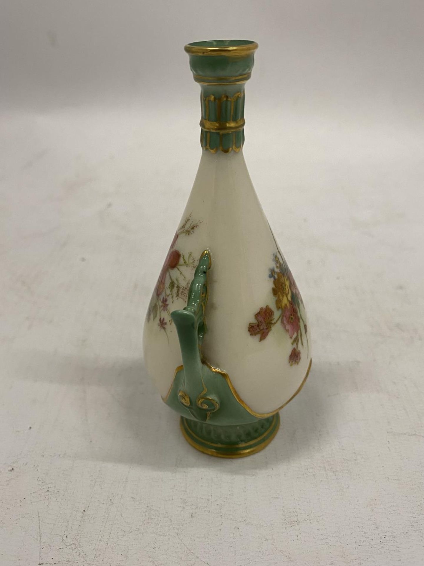A ROYAL WORCESTER HAND PAINTED BUD VASE HEIGHT 11.5CM - Image 2 of 4