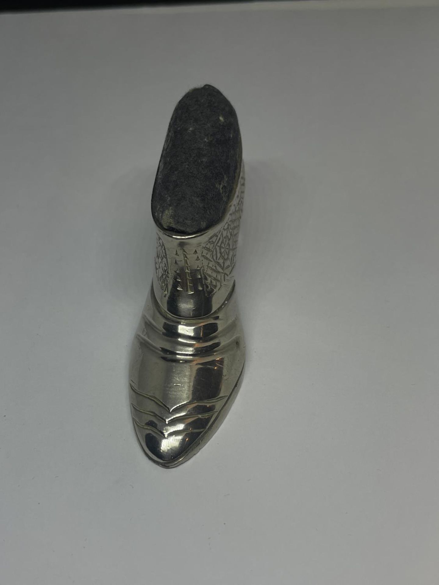 A WHITE METAL SHOE DESIGN PIN CUSHION - Image 2 of 3