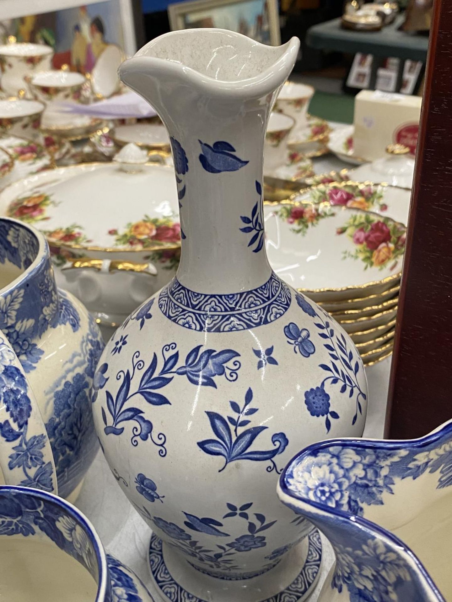 A LARGE QUANTITY OF VINTAGE BLUE AND WHITE POTTERY TO INCLUDE JUGS, BOWLS, CUPS, ETC - Image 6 of 6