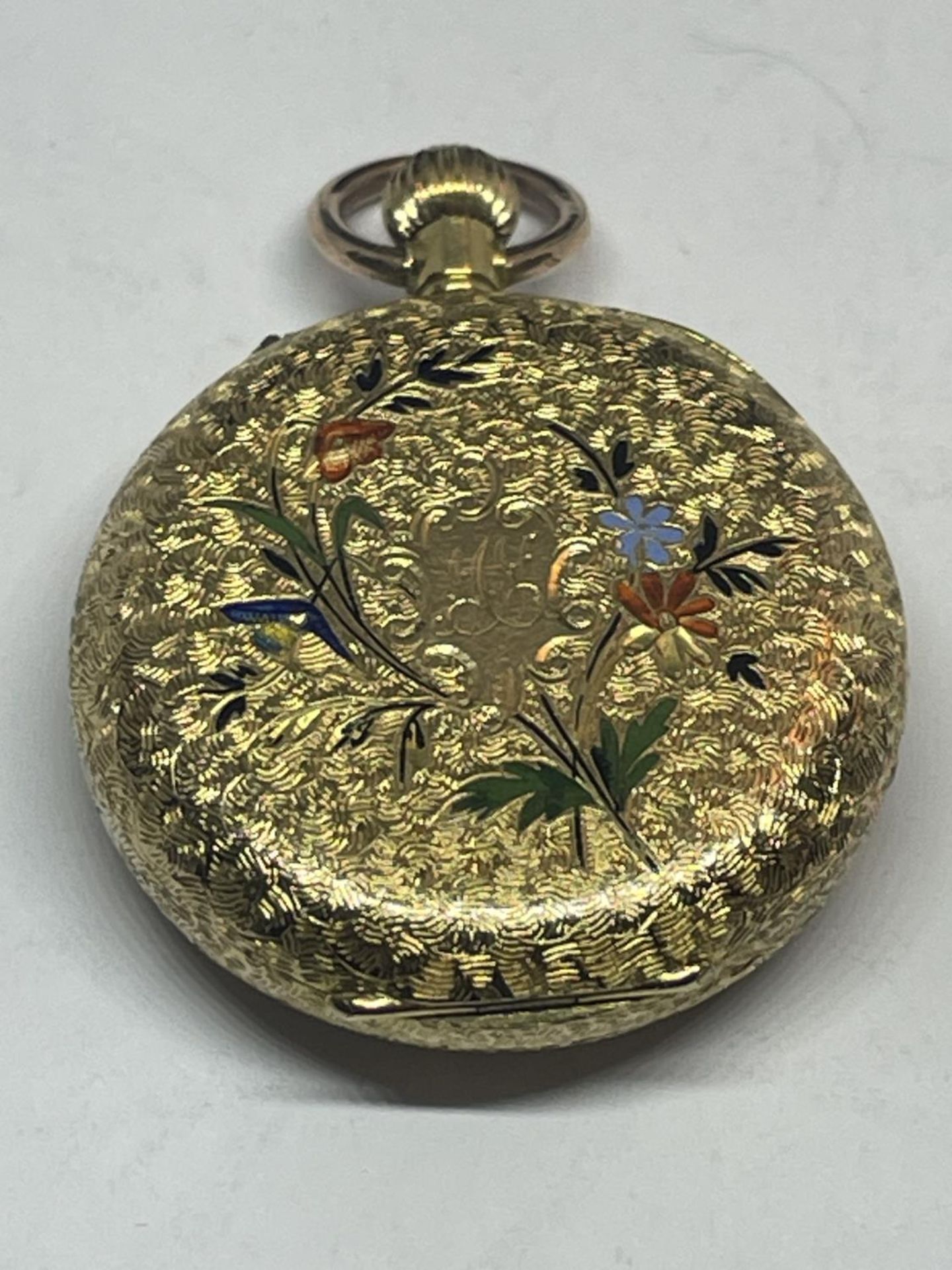 AN ORNATE 18 CARAT GOLD FOB WATCH WITH WHITE ENAMAL FACE AND ROMAN NUMERALS WITH FLOWER DESIGN TO - Image 2 of 5
