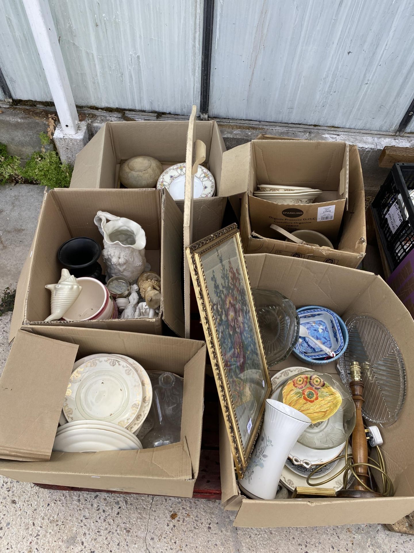 AN ASSORTMENT OF HOUSEHOLD CLEARANCE ITEMS TO INCLUDE CERAMICS AND GLASS WARE ETC