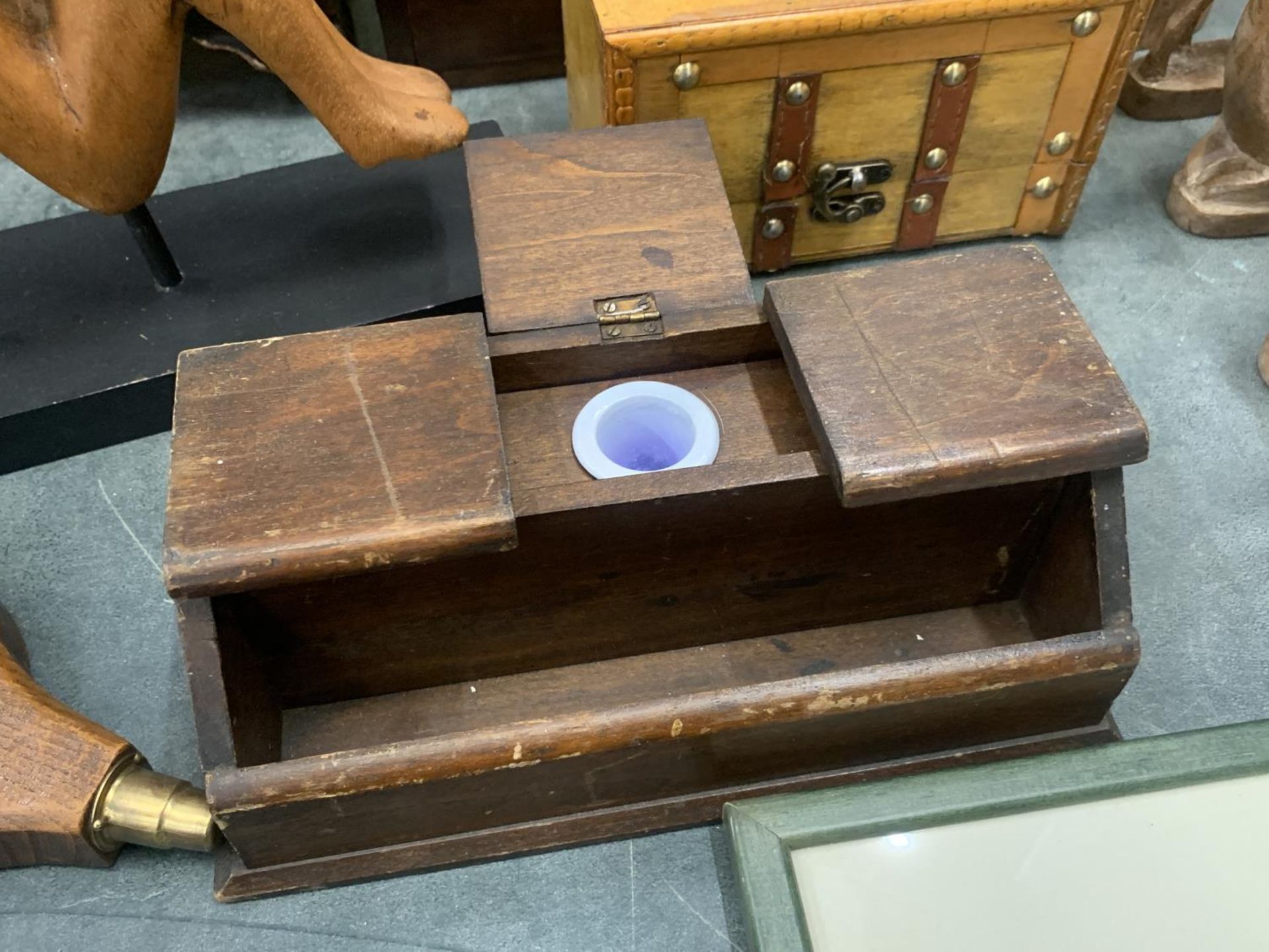 A QUANTITY OF TREEN ITEMS TO INCLUDE A JAPANESE LACQUER JEWELLERY CABINET, VICTORIAN INK BOX, BOXES, - Image 6 of 6