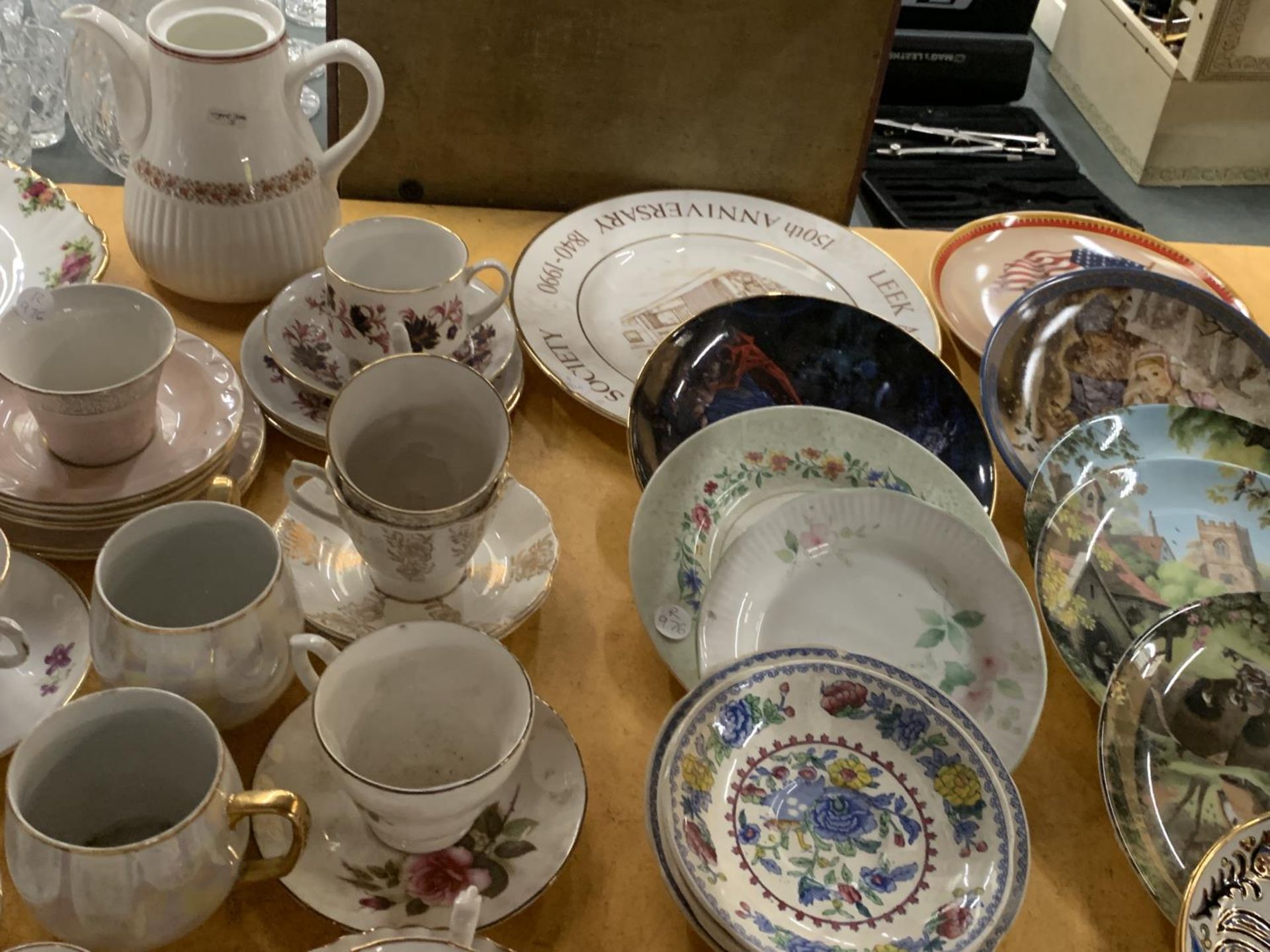 A LARGE QUANTITY OF CERAMICS AND CHINA TO INCLUDE CABINET PLATES, CHINA CUPS AND SAUCERS, PIN - Image 6 of 6