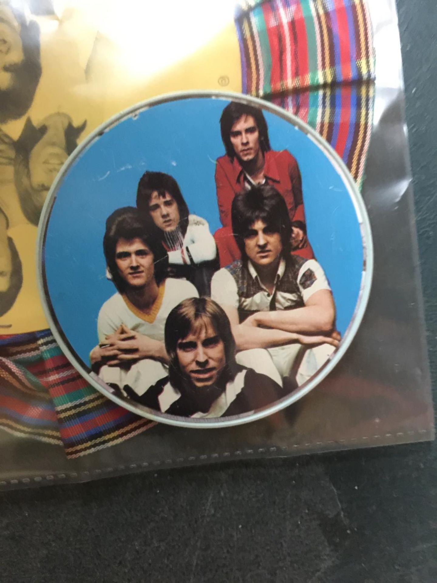 TWO VINTAGE BAY CITY ROLLERS BADGES - Bild 3 aus 3