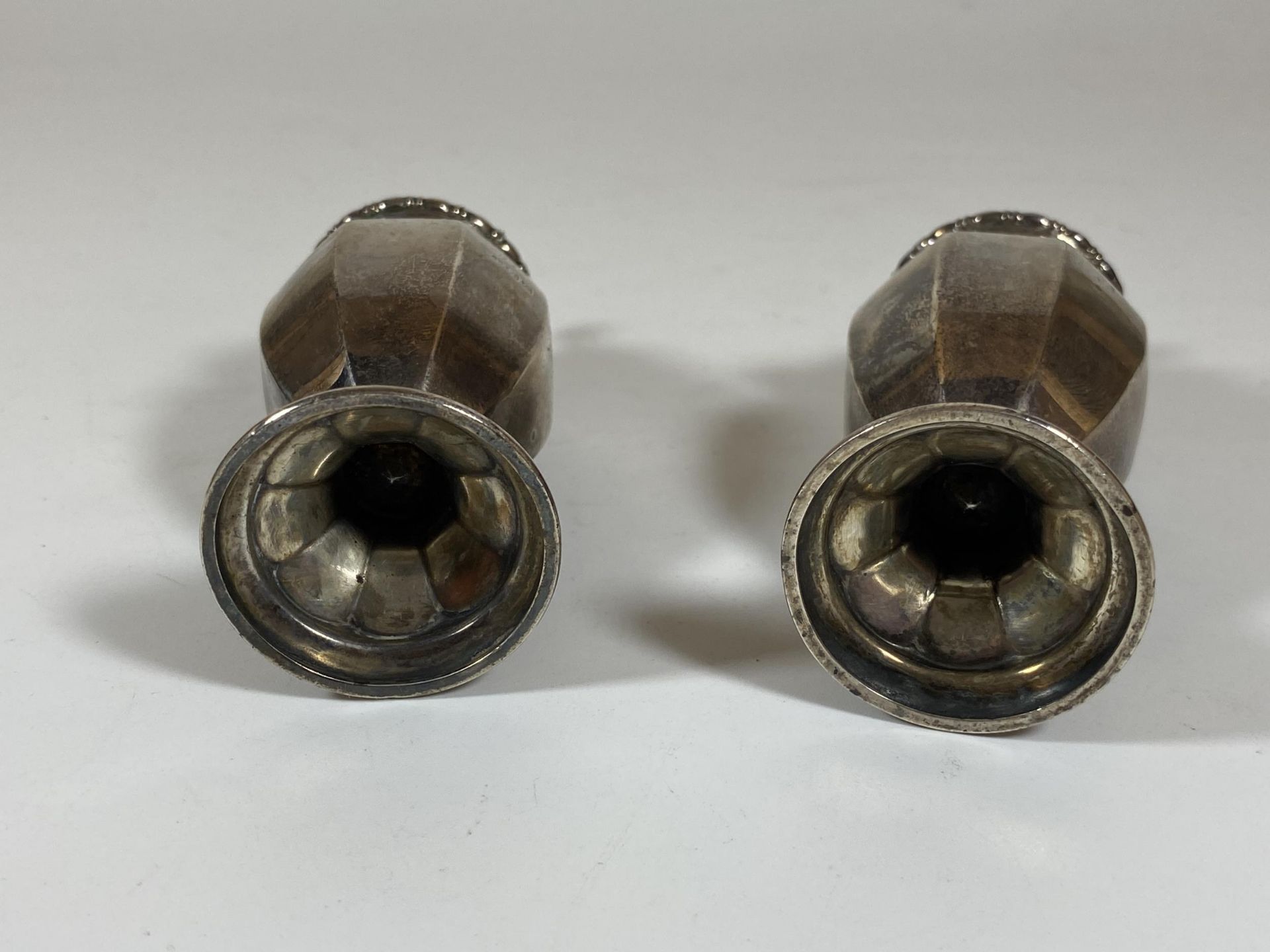 A PAIR OF BIRMINGHAM HALLMARKED SILVER SALT AND PEPPER SHAKERS, HEIGHT 10.5CM, TOTAL WEIGHT 84G - Image 4 of 6