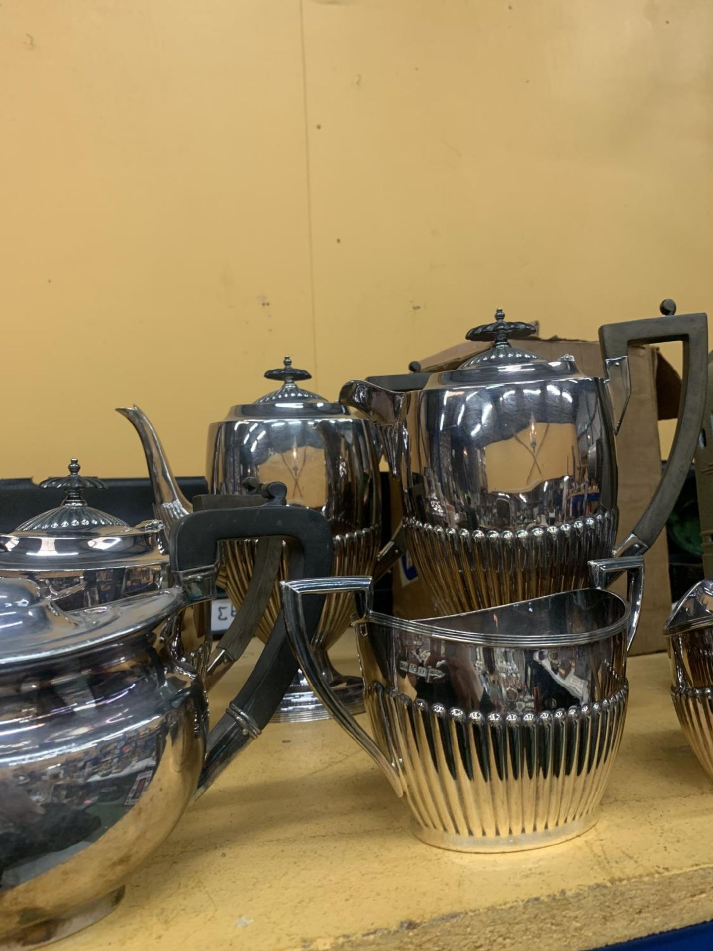 A QUANTITY OF SILVER PLATED ITEMS TO INCLUDE A FIVE PIECE TEASET - Bild 3 aus 5