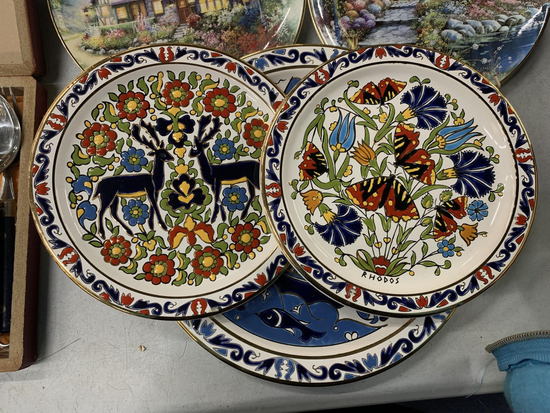 A COLLECTION OF CABINET PLATES TO INCLUDE ROYAL DOULTON COTTAGES AND GREEK - Image 3 of 3