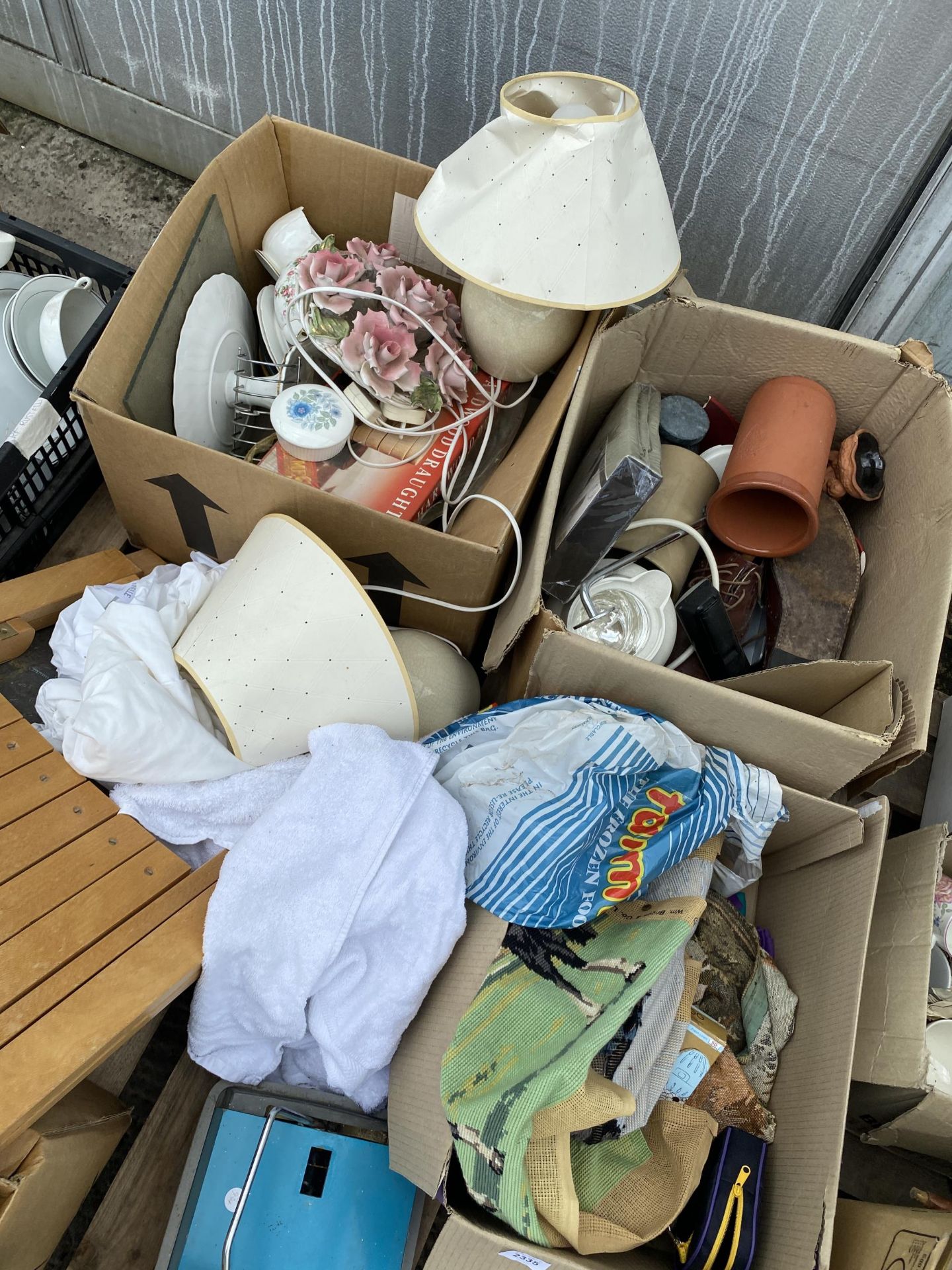 AN ASSORTMENT OF HOUSEHOLD CLEARANCE ITEMS TO INCLUDE CERAMICS AND GLASS WARE ETC - Image 2 of 3