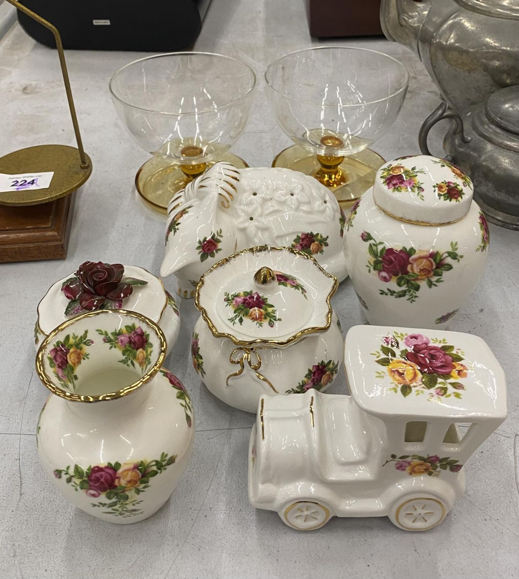 A QUANTITY OF ROYAL ALBERT OLD COUNTRY ROSES TO INCLUDE A POMANDER, DOROTHY BAG, TRINKET POT,