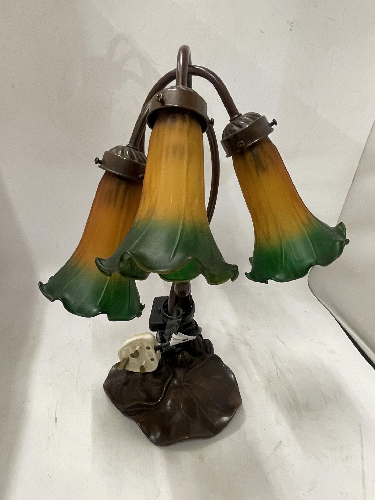 A VINTAGE TIFFANY STYLE LAMP WITH THREE FROSTED GLASS SHADES