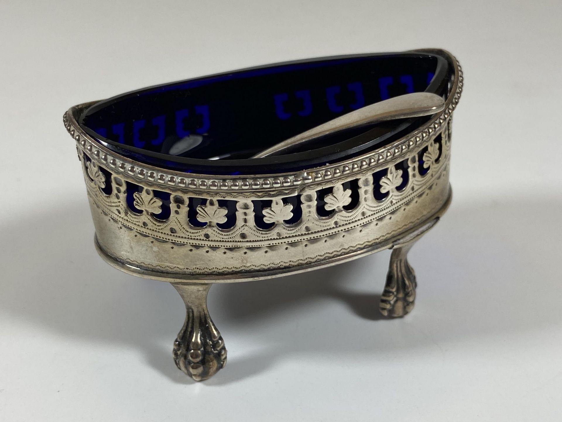 A GEORGE III SILVER OPEN SALT ON BALL AND CLAW FEET WITH BLUE GLASS LINER AND LATER HALLMARKED - Image 2 of 7