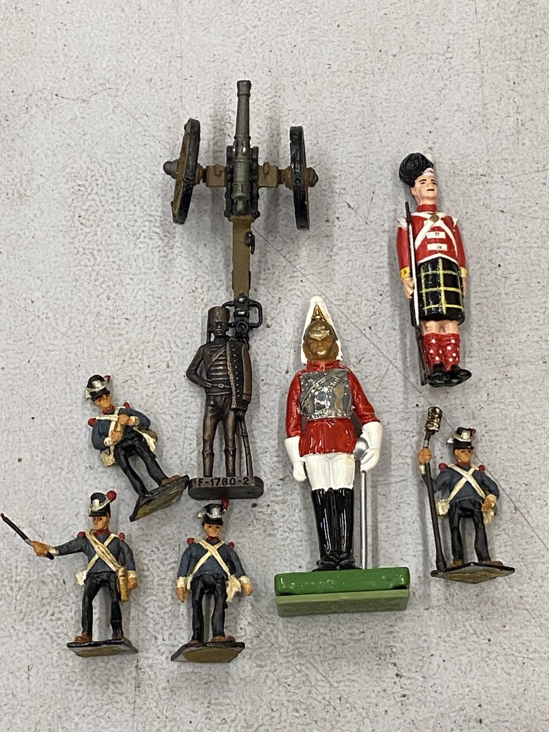 A QUANTITY OF MINI METAL SOLDIERS