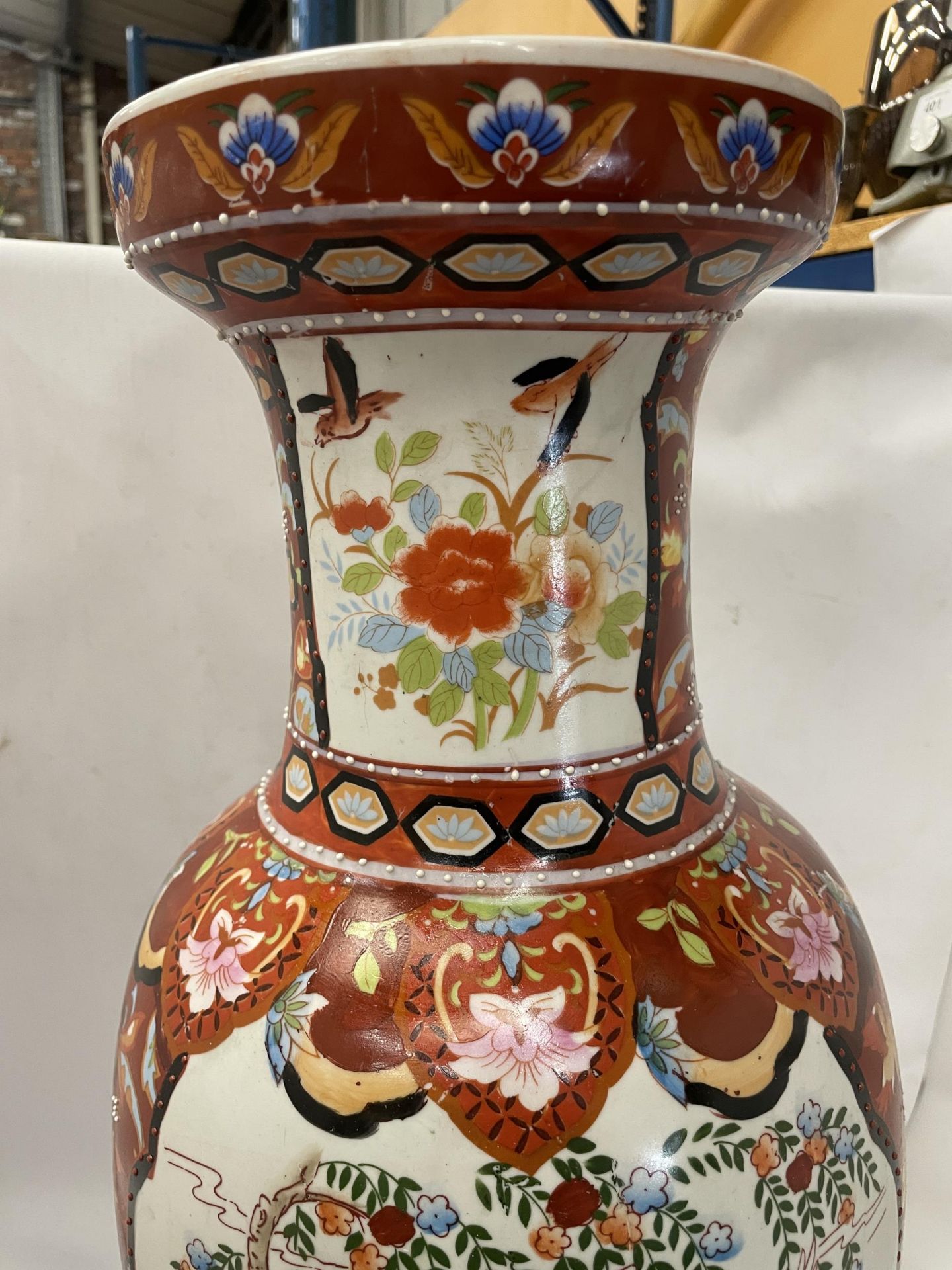 A LARGE ORIENTAL FLOOR VASE WITH HERON DESIGN, HEIGHT 60CM - Image 3 of 4